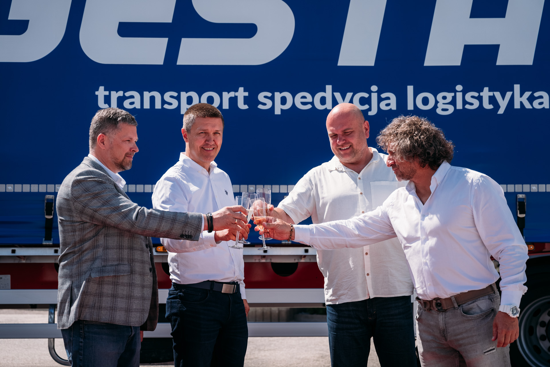 Regesta odebrała 1300. naczepę od Wielton SA. Blisko 28 lat partnerstwa i wspólnego rozwoju