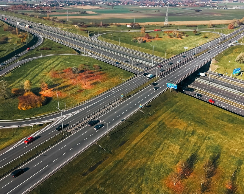 Październik 2026 w transporcie drogowym. Jakie zmiany powinni uwzględnić przewoźnicy?